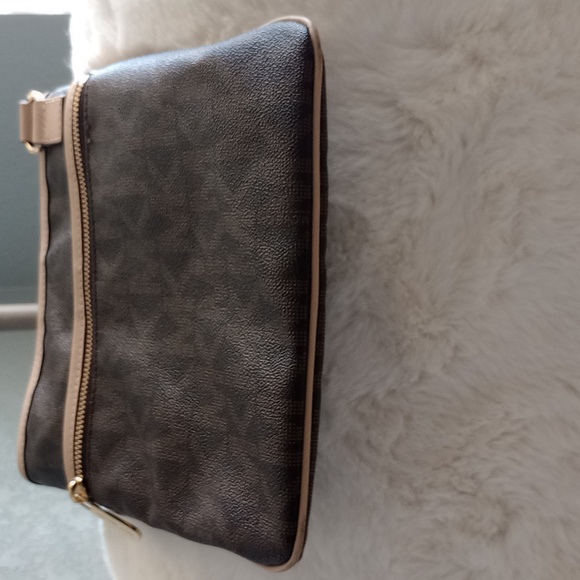 Michael Kors Cross Body Bag - Picture 9 of 10